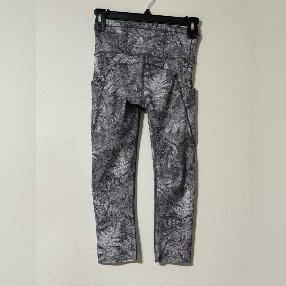 High-Rise Tropical Fern Print Lululemon Gray Crop Leggings Size 4 - Picture 3 of 12